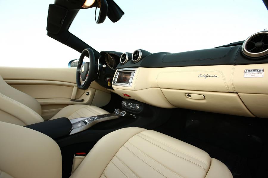Интерьер Ferrari California 2008 года  (фото 7 из 225)